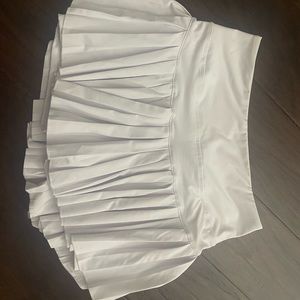 Gold hinge white tennis skirt. Size small